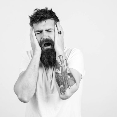 Üzgün hippi ağlıyor ve depresyonda. Stresli sakallı adam. Yüz ifadesi. Sakallı deli adam. Olumsuz duygular, sorunlar. Stresli adam bağırıyor..