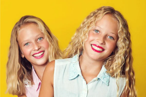 Chicas Encantadoras Expresando Emociones Positivas Cámara Hermanas Gemelas Divirtiéndose Juntas —  Fotos de Stock