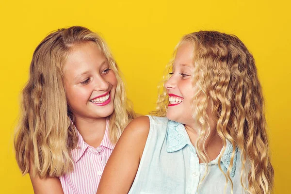 Hermanas Gemelas Divirtiéndose Juntas Chicas Posando Estudio Verano Vacaciones Moda —  Fotos de Stock