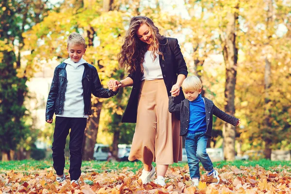 Mãe Feliz Crianças Divertindo Livre Família Moda Que Anda Parque — Fotografia de Stock