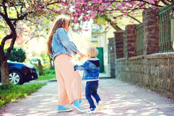 Feliz Madre Hijo Caminando Por Calle Primavera Lindo Chico Mamá — Foto de Stock