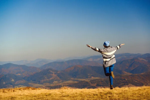 Stylish Traveler Girl Jumping Mountains Happy Hipster Woman Having Fun — Stock Photo, Image