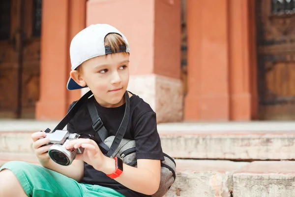小男孩想成为一名摄影师 带着数码相机拍照的男孩 孩子们的学校项目 未来的职业暑假 回忆和印象 摄影师俱乐部 — 图库照片