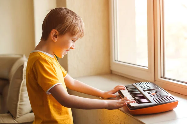 Bonitão Está Tocar Num Sintetizador Casa Piano Infantil Desenvolvimento Habilidades — Fotografia de Stock
