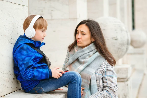 Smutný Chlapec Poslouchá Hudbu Procházce Matka Syn Spolu Tráví Čas — Stock fotografie