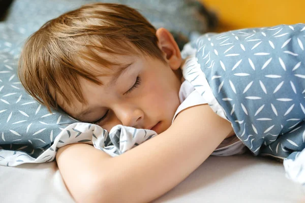 Lindo Chico Durmiendo Cama Cansado Dulce Niño Dormitorio Hora Mañana — Foto de Stock