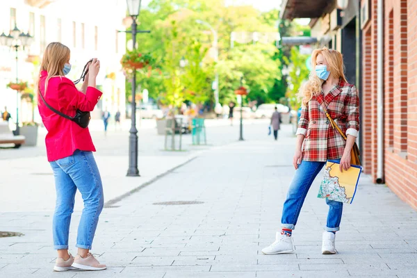 Amigos Que Viajam Cidade Europeia Meninas Fazendo Foto Câmera Meninas — Fotografia de Stock