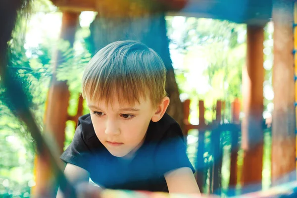Jongen Passeert Kabeltunnel Buiten Speeltuin Vrije Tijd Voor Kinderen Gelukkige — Stockfoto