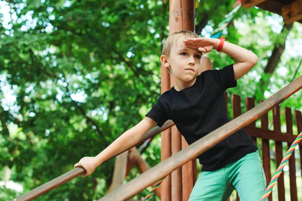 Joli Gosse Jouant Dans Une Cabane Dans Les Arbres Vacances — Photo