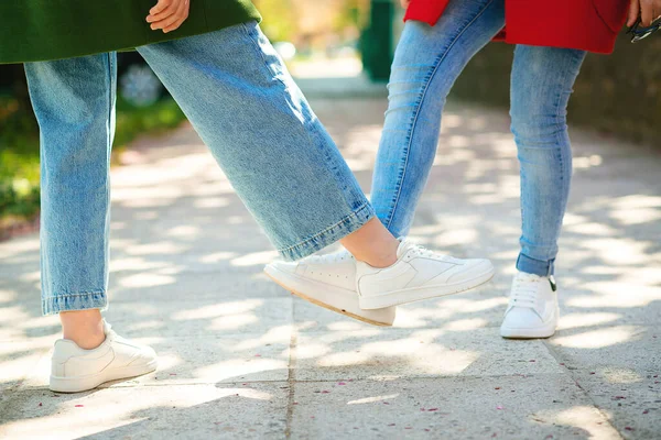 女の子は屋外で足で挨拶する コロナウイルス流行中の散歩中の友人 Covid 19のコンセプト コロナウイルスの予防 女性は通りに足をぶつける 2020年春の生活 コロナウイルスの隔離 — ストック写真