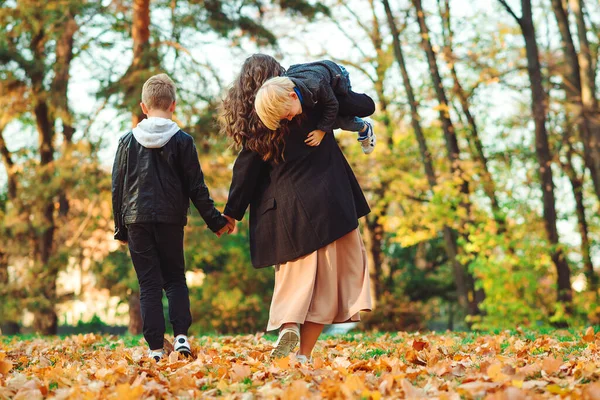 Glada Barn Med Ung Mor Som Leker Tillsammans Fashionabla Familjevandringar — Stockfoto