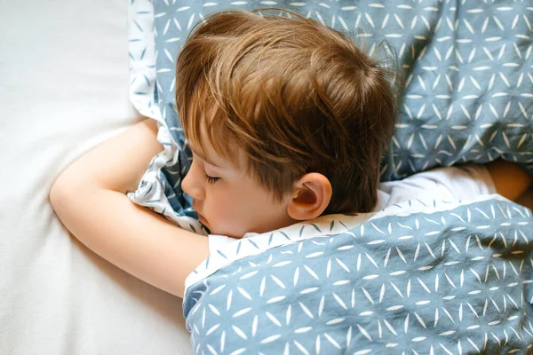 Adorable Niño Durmiendo Cama Niño Dulce Cansado Dormitorio Hora Mañana —  Fotos de Stock