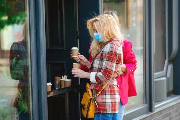 Girls Receiving Coffee Coffee Shop Outdoors Quarantine Two Women Face — Stock Photo, Image