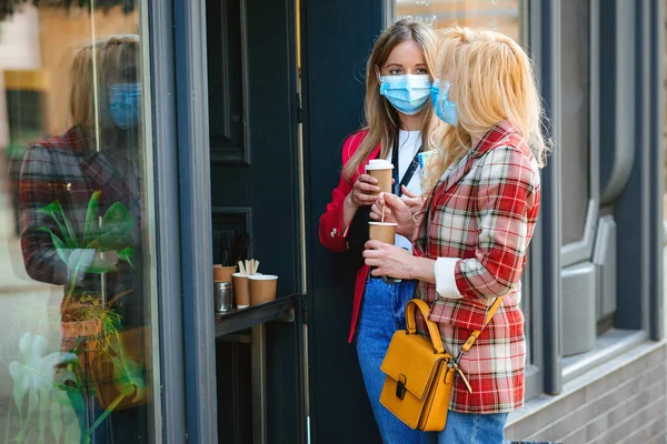 Girls Receiving Coffee Coffee Shop Outdoors Quarantine Two Women Face — Stock Photo, Image