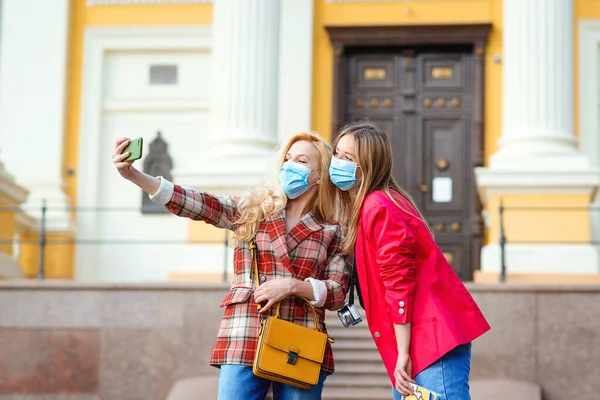 Happy Young Girls Taking Selfies City Two Women Face Masks — Stock Photo, Image