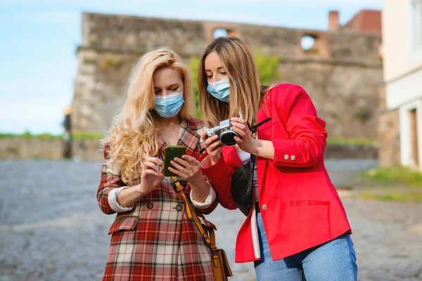 Happy Girls Traveling Together Europe Pandemic Stylish Women Walking Street — Stock Photo, Image