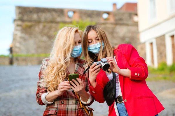 Happy Girls Traveling Together Europe Pandemic Stylish Women Walking Street — Stock Photo, Image