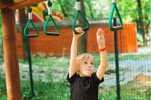 Netter Junge Der Auf Affenstäben Spielt Kinder Treiben Sport Freien — Stockfoto