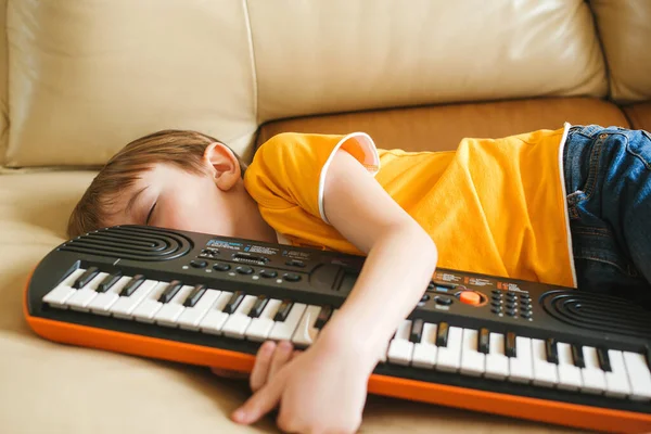 Unavený Chlapec Spí Syntezátorem Gauči Roztomilé Dítě Unavené Učením Hrát — Stock fotografie