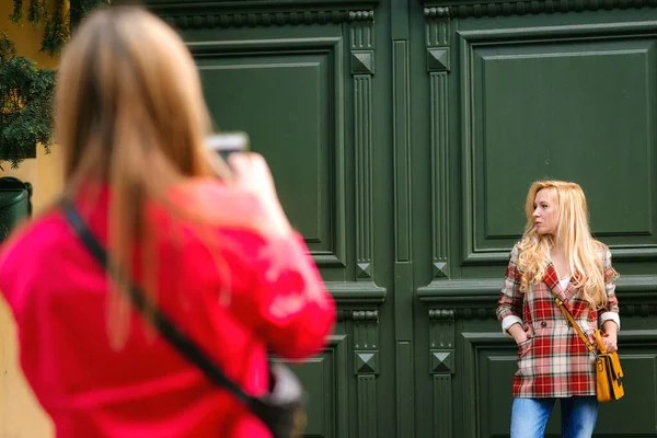 Felices Viajes Vacaciones Verano Ciudad Europea Dos Chicas Elegantes Que — Foto de Stock