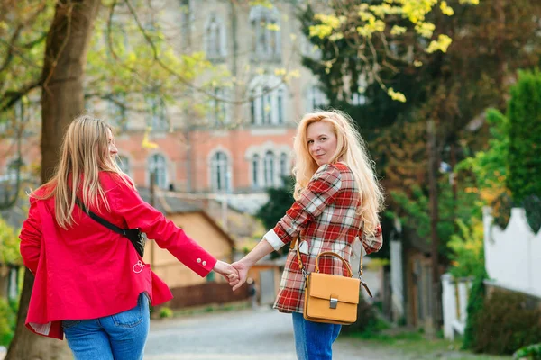 Dos Novias Cogidas Mano Caminando Por Calle Elegante Atuendo Moda —  Fotos de Stock