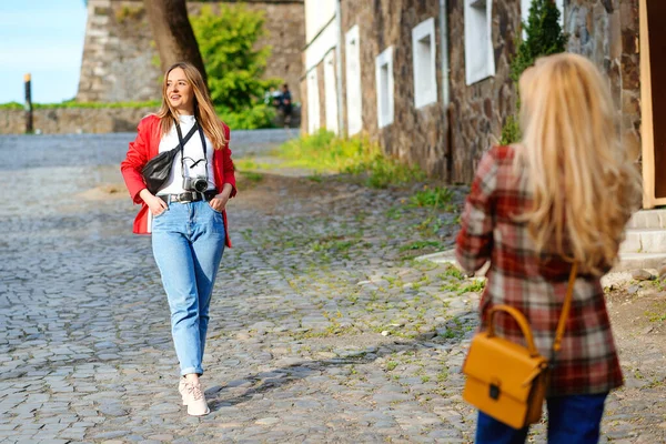 Dos Jóvenes Hipsters Viajando Por Casco Antiguo Vacaciones Europa Chicas — Foto de Stock