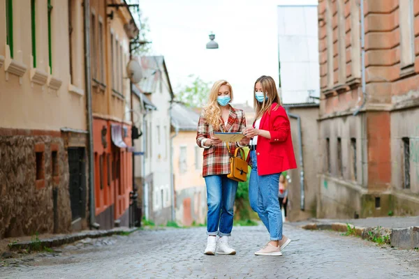 Férias Verão Após Bloqueio Coronavírus Turistas Meninas Vestindo Máscaras Rua — Fotografia de Stock