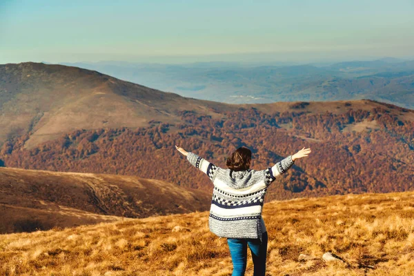 Woman Traveler Standing Hands Achieving Top Mountains Girl Welcomes Sun — Stock Photo, Image