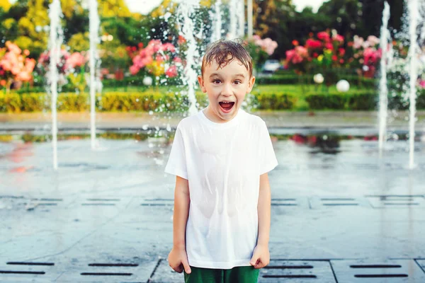 Menino Feliz Joga Praça Entre Jatos Água Fonte Dia Verão — Fotografia de Stock