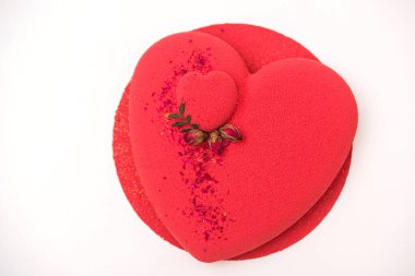 Kalp şeklinde pasta. Güllerle süslenmiş lüks kremalı pasta. Sevgililer Günü kutlaması. Sevgi. Doğum günü pastası.