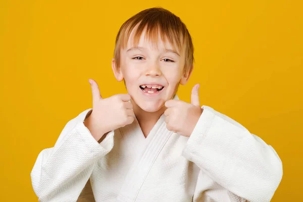 Boldog Izgatott Fiú Arcképe Fehér Kimonót Viselő Gyerek Sportos Gyerek — Stock Fotó