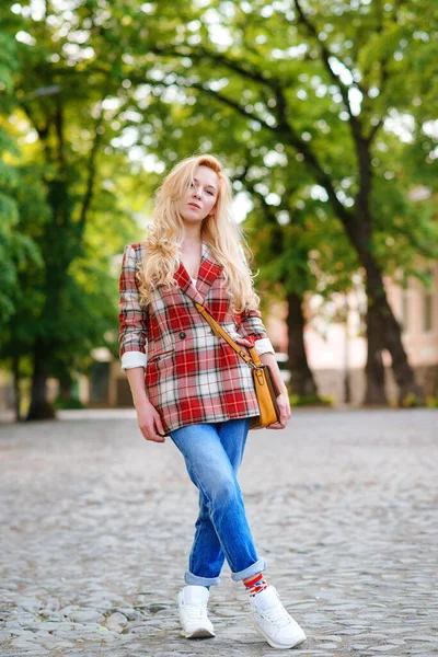 금발의 머리에 거리에서 유행하는 도시의 스타일 소녀의 사람들 — 스톡 사진