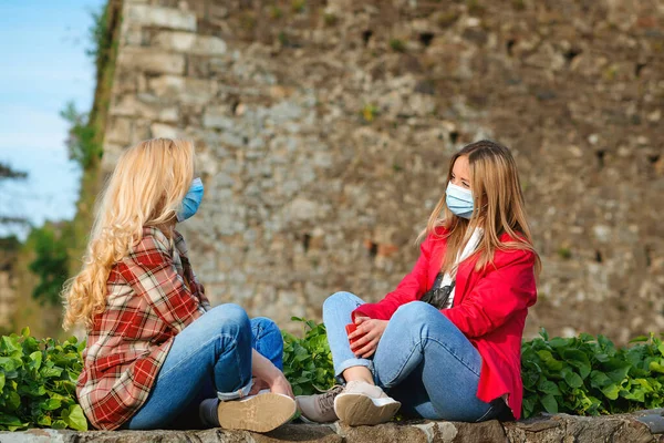 Mädchen Mit Gesichtsmaske Auf Reisen Sommerferien Während Covid Freunde Spazieren — Stockfoto