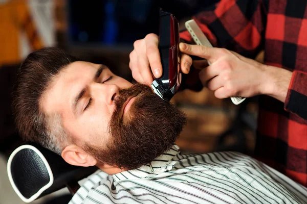 Homem Barbudo Cortar Cabelo Por Cabeleireiro Brutamontes Sentado Numa Cadeira — Fotografia de Stock