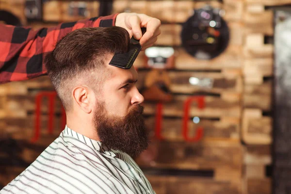 Homem Barbudo Cortar Cabelo Por Cabeleireiro Brutamontes Sentado Numa Cadeira — Fotografia de Stock