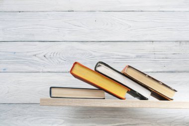 Ahşap raf kitap yığını. Eğitim arka plan. Okula dönüş. Metin için yer kopyalayın.