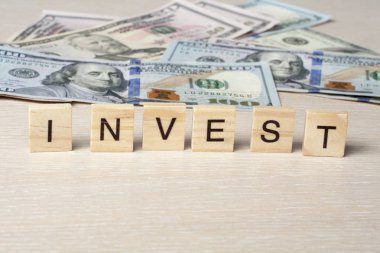 Küp üzerinde kelime yatırım. Ekonomi kavramı. Para