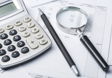 Ev tasarruf, bütçe kavramı. Grafik. kalem, hesap makinesi ve sikkeler üzerinde ahşap ofis Resepsiyon Masası