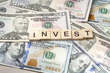 Küp üzerinde kelime yatırım. Ekonomi kavramı. Para