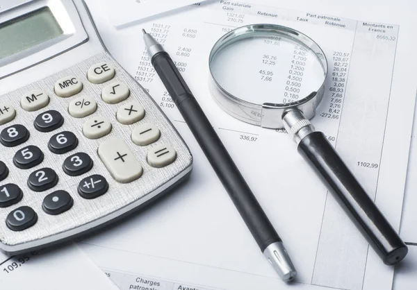 Ev tasarruf, bütçe kavramı. Grafik. kalem, hesap makinesi ve sikkeler üzerinde ahşap ofis Resepsiyon Masası