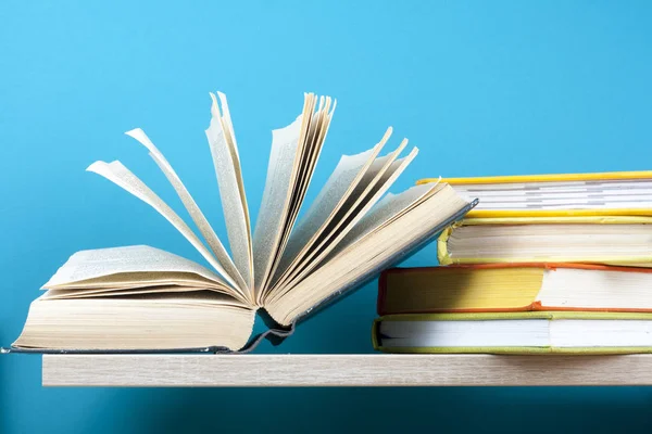 Açık kitap, ahşap masa ciltli kitap. Eğitim arka plan. Okula dönüş. Metin için yer kopyalayın.