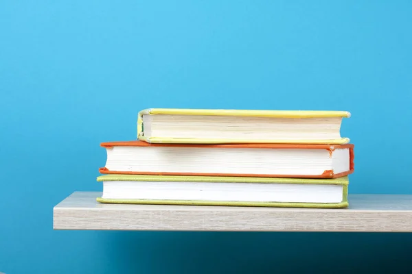 Ahşap raf kitap yığını. Eğitim arka plan. Okula dönüş. Metin için yer kopyalayın.