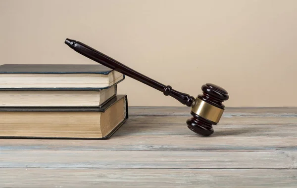 Conceito de lei - Livros com juízes de madeira martelar sobre a mesa em um tribunal ou escritório de execução.Espaço de cópia para texto . — Fotografia de Stock