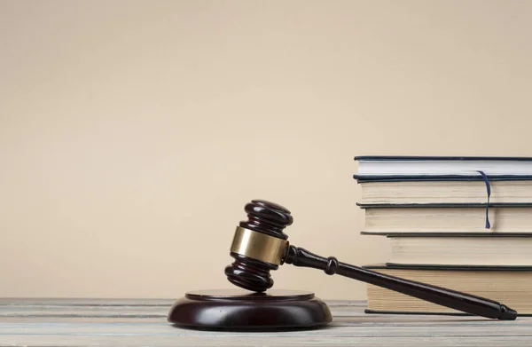 Law concept - boeken met houten rechters hamer op tafel in een rechtszaal of handhaving kantoor. Ruimte voor tekst kopiëren. — Stockfoto
