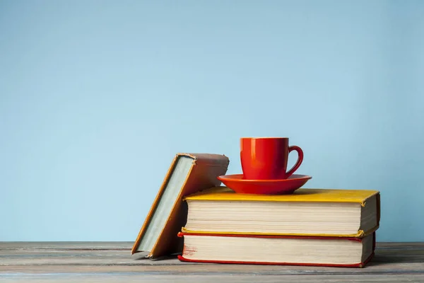 Ahşap masa üzerinde yığın kitap. Eğitim arka plan. Okula dönüş. Metin için yer kopyalayın.