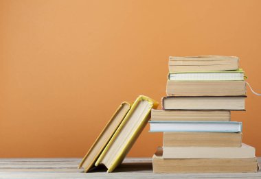 Ahşap masa üzerinde kitap yığını. Eğitim arka plan. Okula dönüş. Metin için yer kopyalayın.