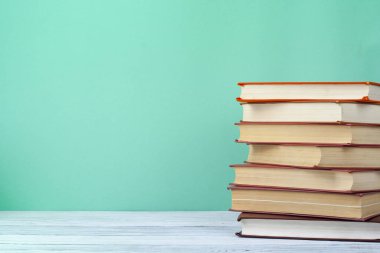 Ahşap masa üzerinde kitap yığını. Eğitim arka plan. Okula dönüş. Metin için yer kopyalayın.