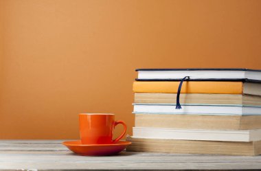 Fincan çay ve ahşap masa kitap. Metin için yer kopyalayın.
