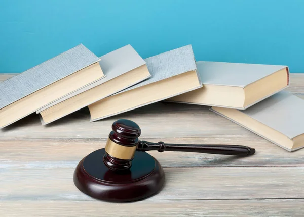 Концепція права - Книги з дерев'яними суддями, подані на столі в залі суду або примусовому кабінеті. Копіювання простору для тексту . — стокове фото