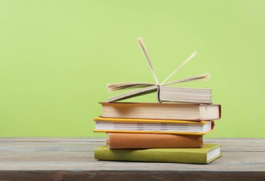 Açık kitap, ahşap masa ciltli kitap. Eğitim arka plan. Okula dönüş. Metin için yer kopyalayın.